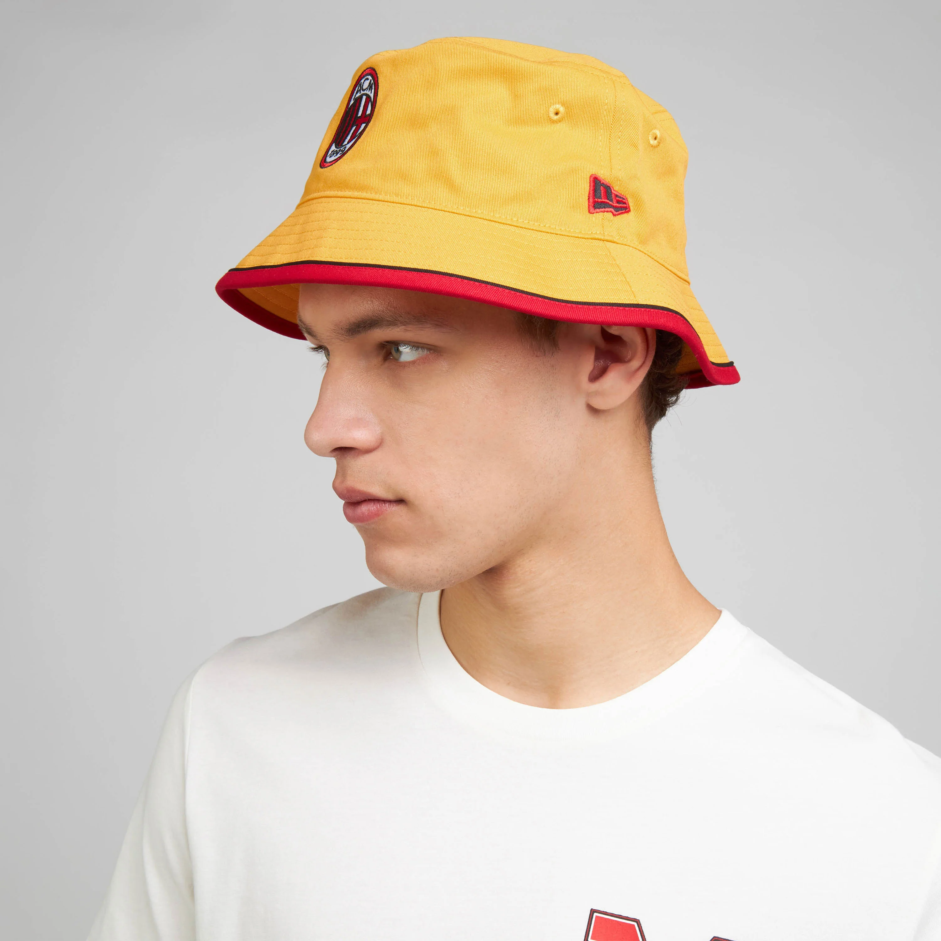 BUCKET HAT GIALLO NEW ERA X AC MILAN CON LOGO - Image 3