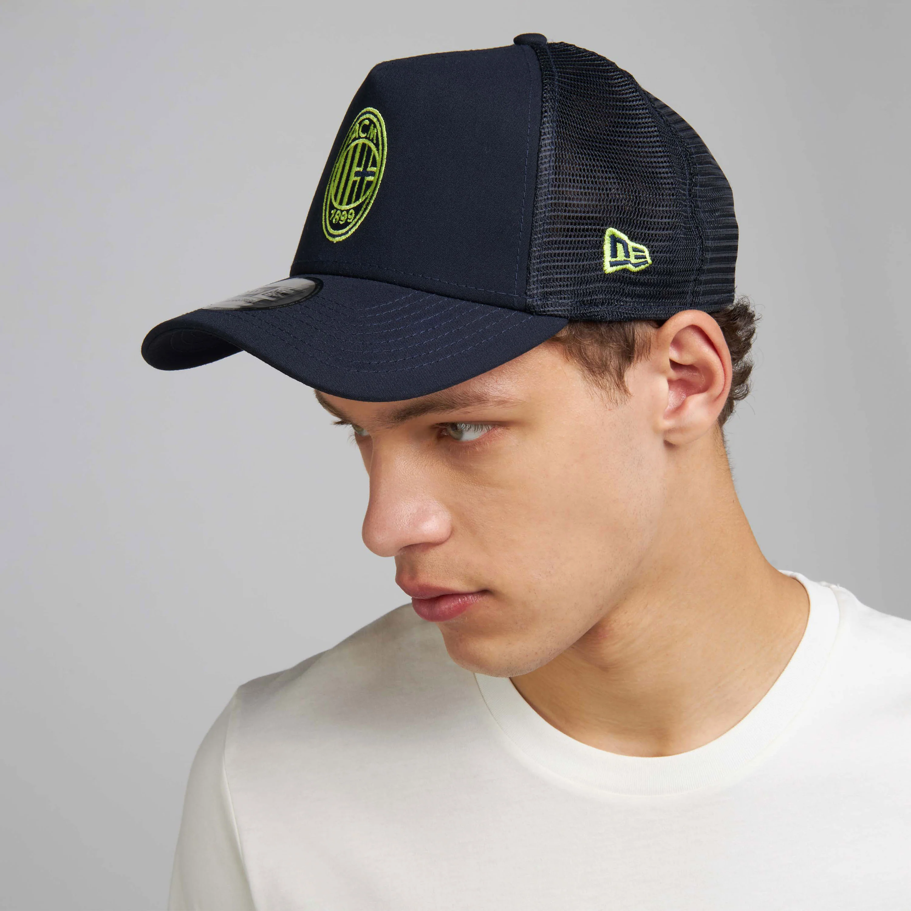 CAPPELLINO TRUCKER NEW ERA X AC MILAN CON LOGO NEON - Image 3