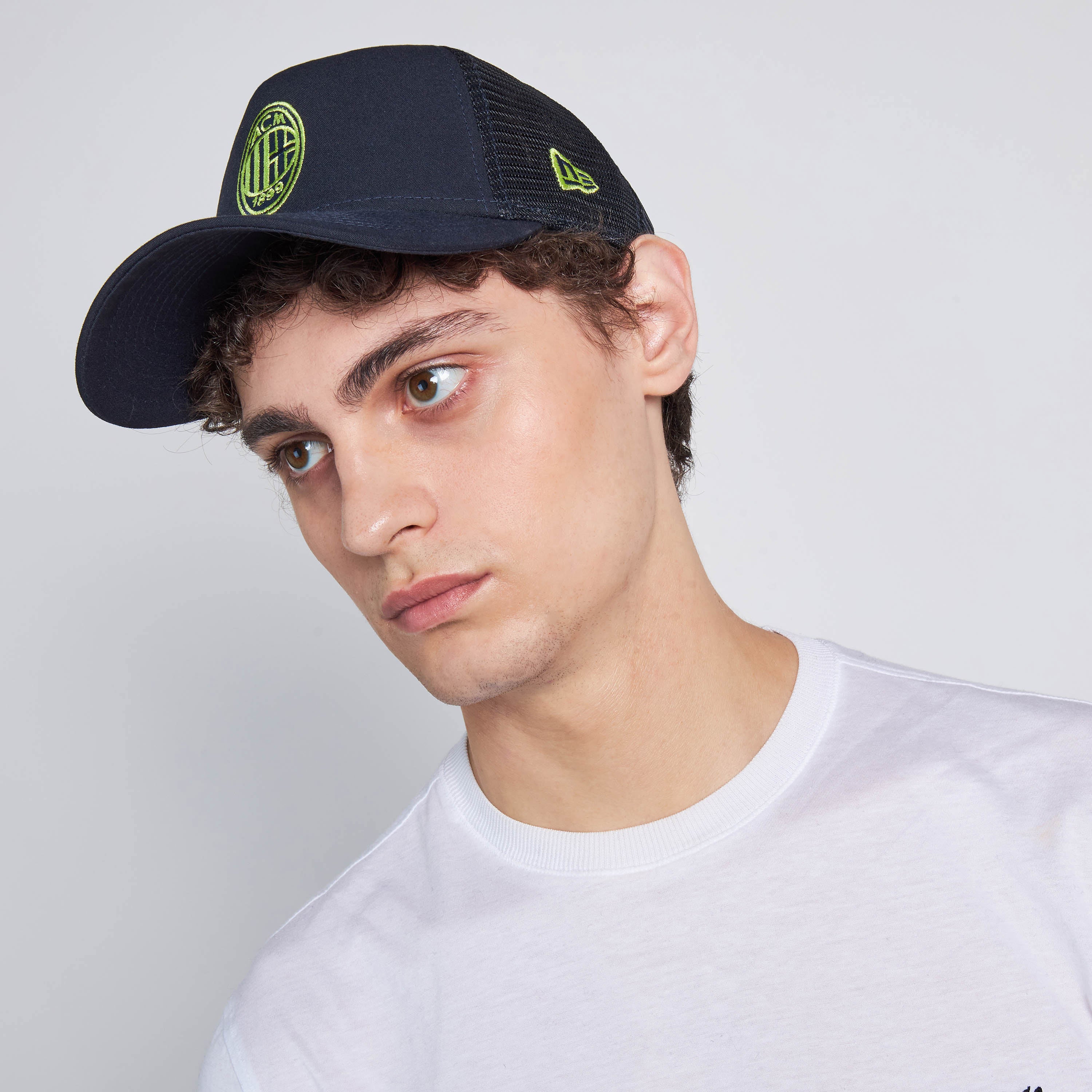 CAPPELLINO TRUCKER NEW ERA X AC MILAN CON LOGO NEON - Image 4