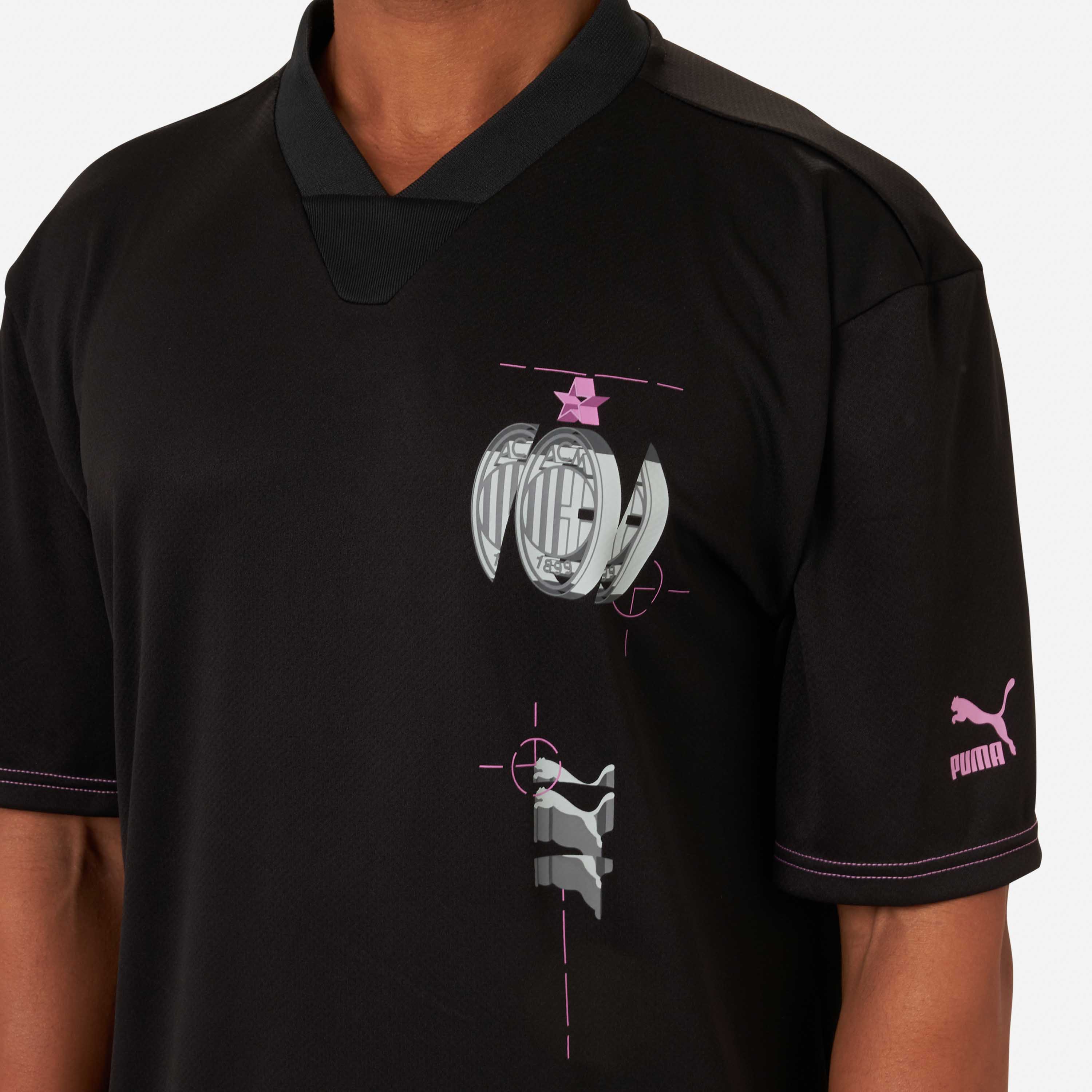 T-SHIRT MILAN SCOLLO A V CON STAMPE E PATCH - Image 6